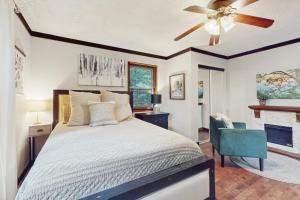 una camera da letto con un letto e un ventilatore a soffitto di Tiptop Treehouse a Ellijay