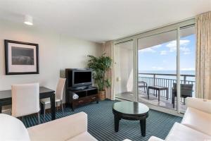 TV a/nebo společenská místnost v ubytování Stylish 1BR Oceanfront Stay in the Heart of Myrtle Beach 3rd Fl of OO Resort