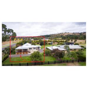 an aerial view of a house with a yard at 505a CONROD STRAIGHT MOUNT PANORAMA in Bathurst