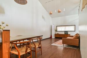 a living room with a dining room table and chairs at Jejuya Pyoseon in Seogwipo