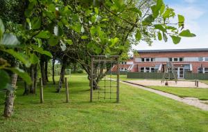 Κήπος έξω από το Amazing Home In Hemmet With Sauna +20 φωτογραφίες