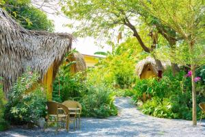 O grădină în afara Samui Circus Studio & Ville - Dome Bungalow 2