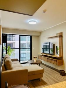 TV a/nebo společenská místnost v ubytování Modern and centrally located with a rooftop