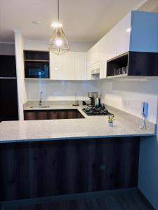 Kuchyň nebo kuchyňský kout v ubytování Modern and centrally located with a rooftop