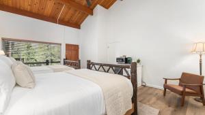 Un dormitorio con una cama y una silla y una ventana. en Camp Nelson Lodge Room 9, en Ponderosa