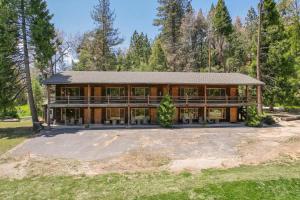 una casa grande con muchas ventanas en Bear's Den @CN Lodge #5, en Ponderosa