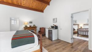 PonderosaCamp Nelson Lodge Room 6的一间带床的卧室和一间客厅