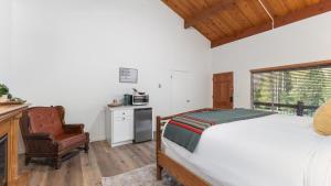 PonderosaCamp Nelson Lodge Room 6的带床和椅子的卧室 更多34张照片