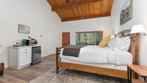 Camp Nelson Lodge Room 6客房内的一张或多张床位
