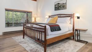 Camp Nelson Lodge Room 6客房内的一张或多张床位