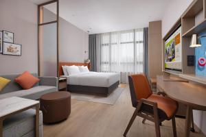 Postel nebo postele na pokoji v ubytování Home2 Suite by Hilton Nantong Vientiane City