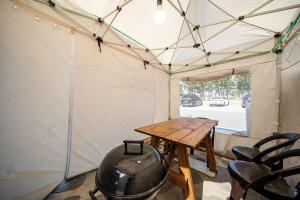 a room with a table and chairs in a tent at Uljin Jeongdam-eun Ocean View Pension in Uljin
