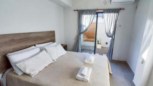 a bedroom with a bed with two towels on it at Alojamientos Litoral - España 4 in Gualeguaychú