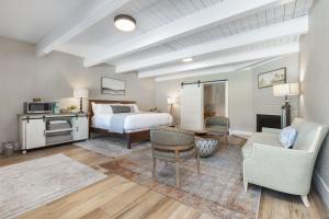 Un dormitorio con una cama y una sala de estar. en Big Pine Suite CN Lodge R#1, en Ponderosa
