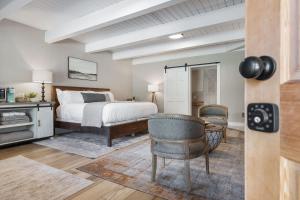 Un dormitorio con una cama y una mesa y sillas. en Big Pine Suite CN Lodge R#1, en Ponderosa