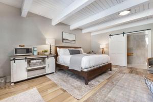 1 dormitorio con 1 cama y una mesa con microondas en Big Pine Suite CN Lodge R#1, en Ponderosa 24 fotos más