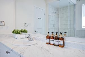 リッチモンドヒルにあるRichland Modern Luxury houseのバスルームカウンター(アルコール4本付) +53枚の写真