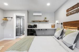 a bedroom with a large white bed and a kitchen at The Atwell Sequoia Motel RM 8 in Three Rivers +45 photos