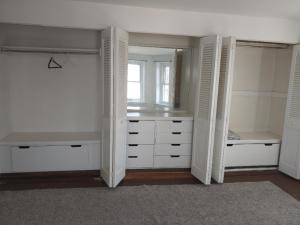 Afbeelding uit fotogalerij van - Historic District Haven 3BR, 2BA Townhome Escape 