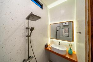 Bilik mandi di Moonlight B22 - Elegant Modern Villa - Private Pool & Perfect Location +2 gambar