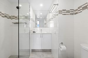 Vannituba majutusasutuses Beachfront 16th Floor, Ocean Views Talisman