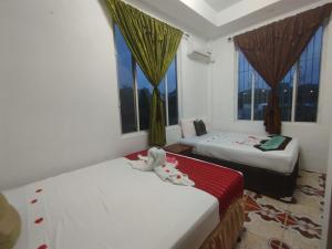 Postel nebo postele na pokoji v ubytování See Belize WATERSIDE Sea View Apartment for 6 with Balcony, Pool & Deck, 2nd Floor