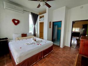 Giường trong phòng chung tại See Belize WATERSIDE Sea View Apt for 6 with Kitchen, Balcony, Infinity POOL & Overwater Deck, 2nd Floor
