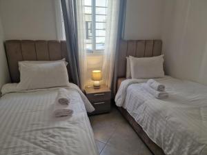 Dos camas una al lado de la otra en un dormitorio. en Modern Flat Between Forest, Beach & Airport, en Tánger