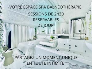 トゥールコワンにあるSpa privatif Balnéothérapie MYKONOS , 4 personnes Max, avec TV XXL - Espace intimeの白い部屋にあるスパのポスター