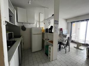 Kuchyňa alebo kuchynka v ubytovaní Argelès sur Mer - Appartement 6 pers avec terrasse et parking - FR-1-309-375