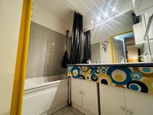 Kúpeľňa v ubytovaní Argelès sur Mer - Appartement 6 pers avec terrasse et parking - FR-1-309-375