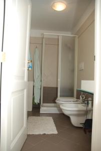 クトロフィアーノにあるCasa Meravigliのバスルーム(トイレ、シャワー付)