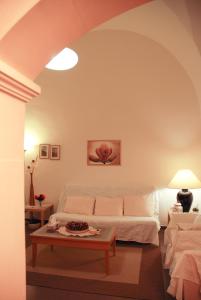 クトロフィアーノにあるCasa Meravigliのリビングルーム(白いソファ、テーブル付)