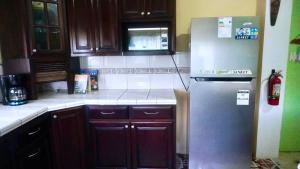 Nhà bếp/bếp nhỏ tại See Belize WATERSIDE Sea View Apt for 6 with Kitchen, Balcony, Infinity POOL & Overwater Deck, 2nd Floor
