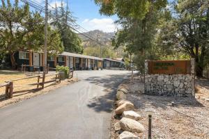 スリー・リバーズにあるThe Belle Sequoia Motel RM9の看板前道路