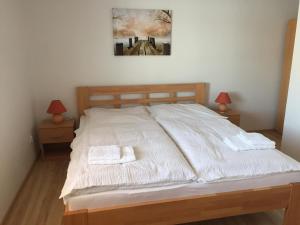 Säng eller sängar i ett rum på Ubytovanie Joli