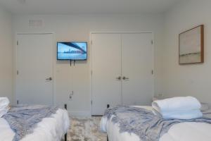 Postel nebo postele na pokoji v ubytování Opulence in Olive with Free Parking plus EV Plug, 2 BR 2 baths Suite, 5 beds and Sleeps 8