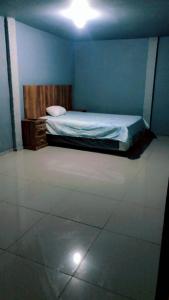 a bedroom with a bed in a blue room at Casa de Huéspedes Noche de Luna in San Salvador