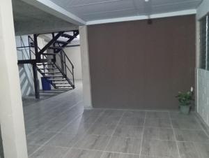 an empty room with a staircase and a wall at Casa de Huéspedes Noche de Luna in San Salvador