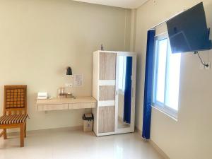 a room with a medicine cabinet and a window at Nganjuk Family Guest House in Nganjuk