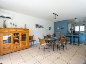 une cuisine et une salle à manger avec une table et des chaises dans l'établissement Maison spacieuse à 600m du lac, 8 pers., piscine - FR-1-50-161, à Aureilhan 7 autres photos