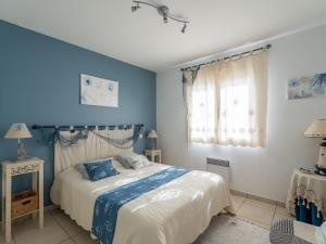 une chambre bleue avec un lit et une fenêtre dans l'établissement Maison spacieuse à 600m du lac, 8 pers., piscine - FR-1-50-161, à Aureilhan