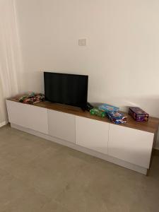 TV a/nebo společenská místnost v ubytování 3BR Chalet In Marina Al Alamein