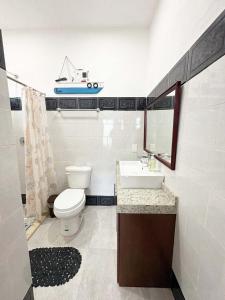 a bathroom with a toilet and a sink at Suites paty de Suites Rocio in Isla Mujeres +12 photos