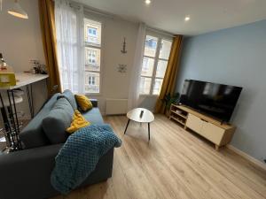TV a/nebo společenská místnost v ubytování Tommy and Dahlia's place - cozy 4 people apartments