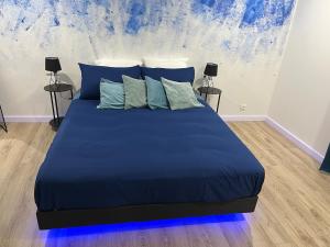 Postel nebo postele na pokoji v ubytování Tommy and Dahlia's place - cozy 4 people apartments