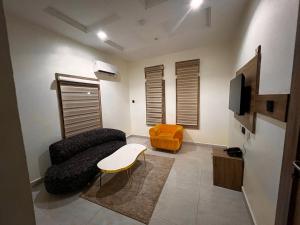 تلفاز و/أو أجهزة ترفيهية في Triple J Universal Hotel and Suites