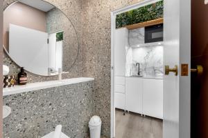 une salle de bain avec un miroir et un lavabo dans l'établissement Brick Lane Base, à Londres 50 autres photos