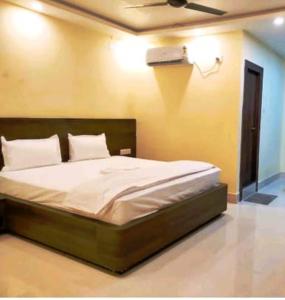 Ένα ή περισσότερα κρεβάτια σε δωμάτιο στο Nandi Homestay