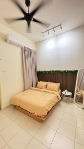 Katil atau katil-katil dalam bilik di HomeStay in Kuantan, Kotasas